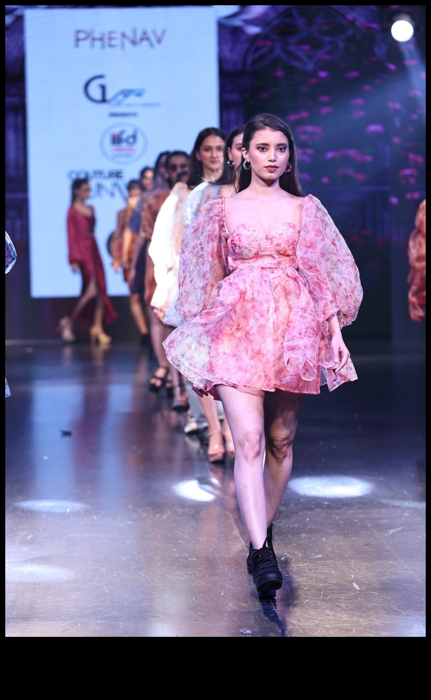 Runway Reverie Redux Модно шоу, което ви отвежда в Dreamland 5 Runway Reverie Redux: преразглеждане на мечтите на езика на модата