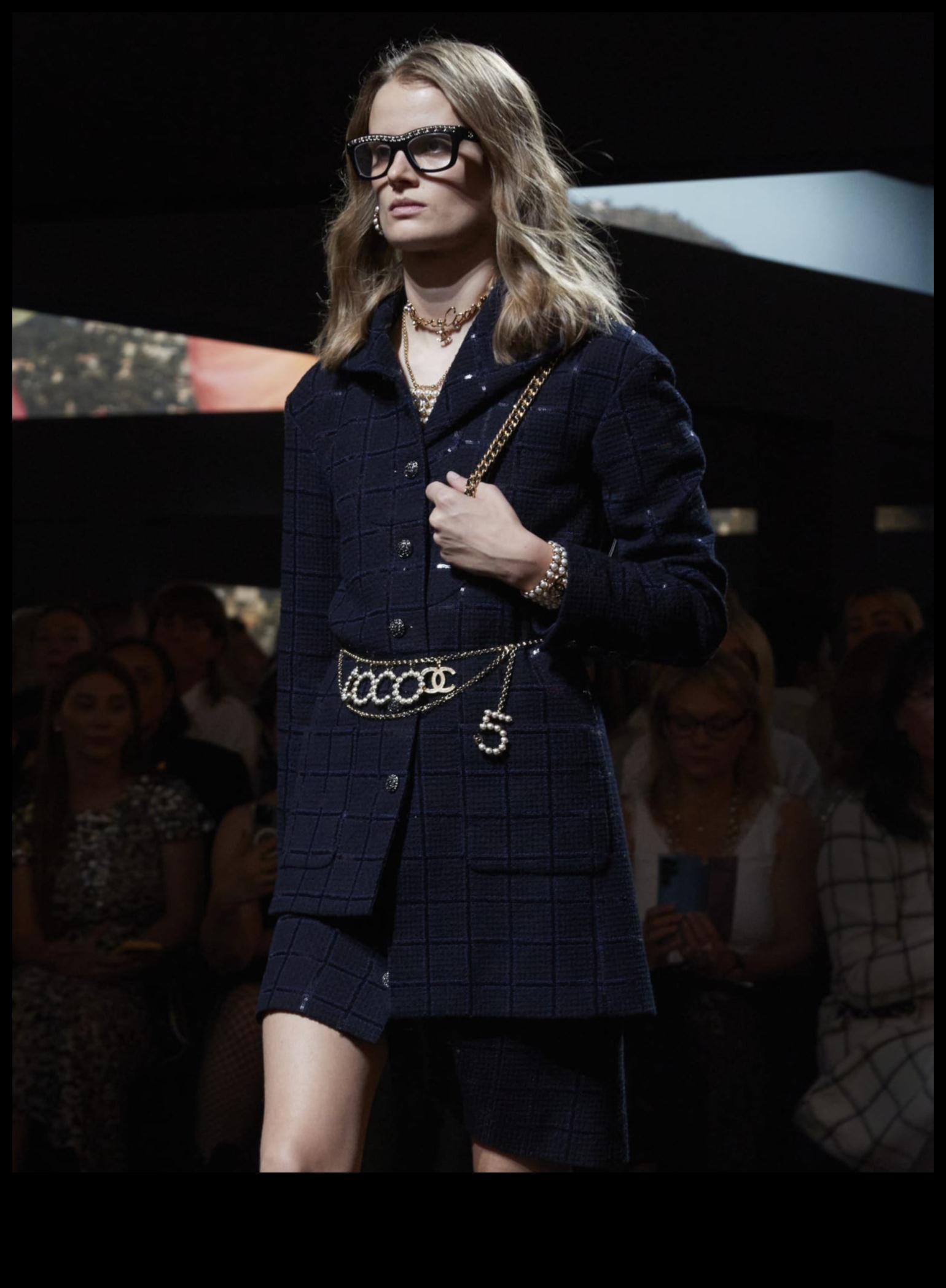 Изобилие от блясък: Потопете се в богатството на модерните тоалети