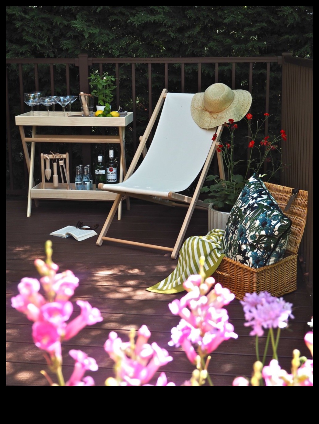 Artful Blooms Издигнете Вашата градина с Creative Flair Ръководство за добавяне на стилни и уникални щрихи към Вашето външно пространство 4 Изкусни цъфтежи: Издигнете градината си с креативен нюх