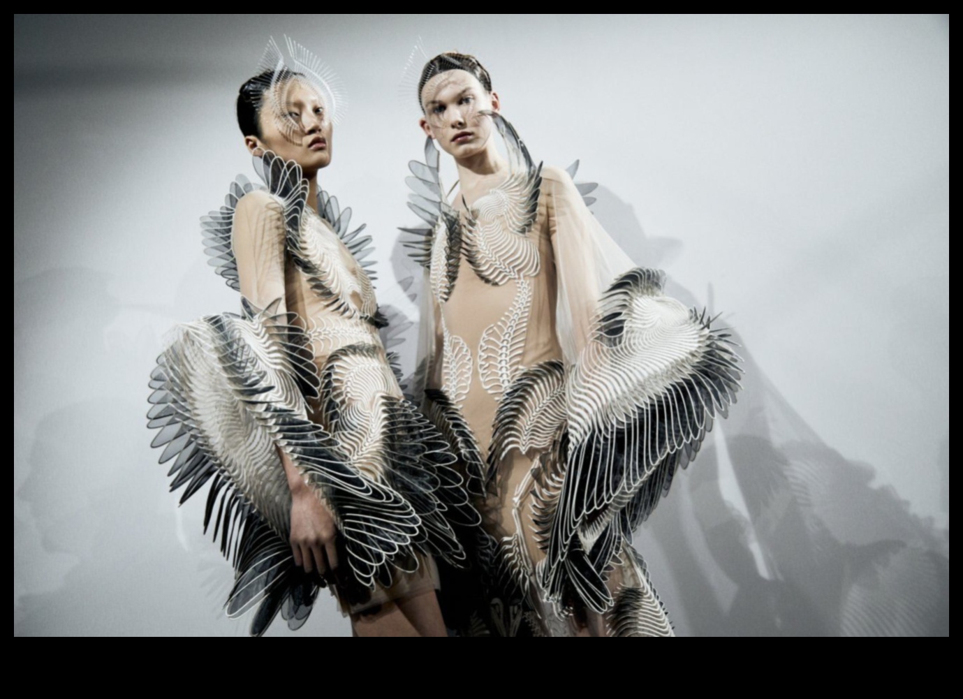 Tech Couture: Носимата технология предефинира модата